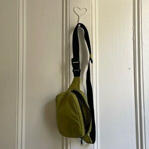 Baggu Puffy Fannypack in pistachio
